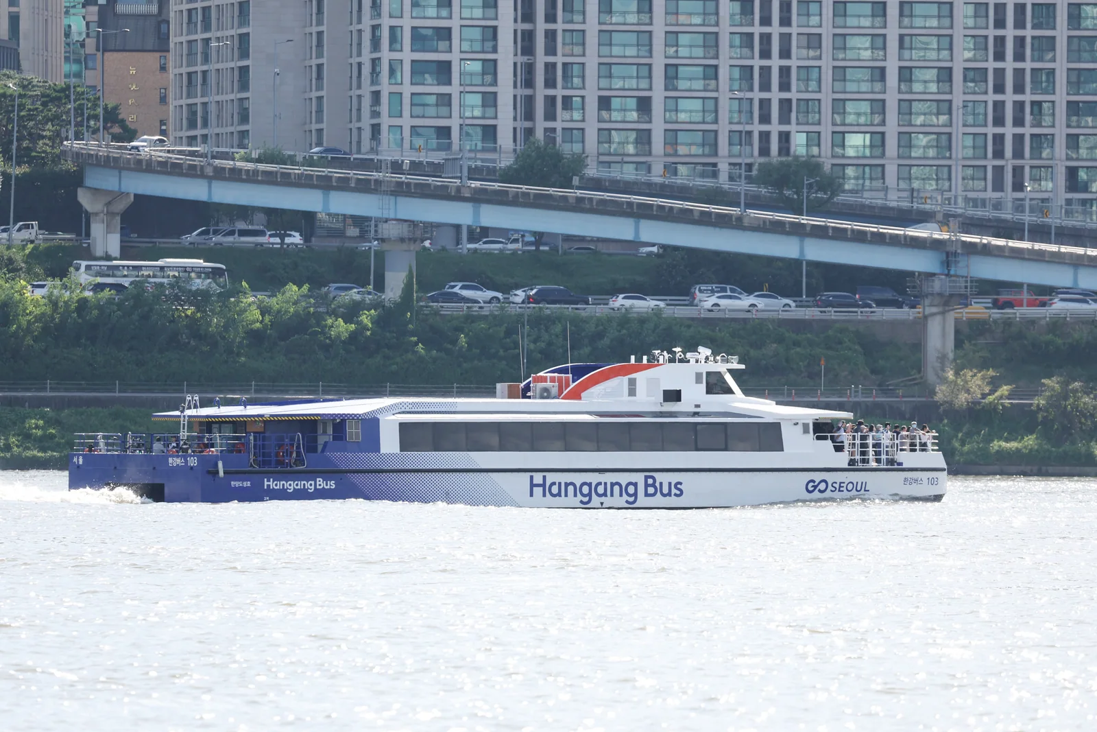 Editorial travel view for Hangang Bus Visitor Guide: Piers, Connections, and Backup Plans